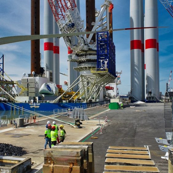 La première Un bateau hors norme, le Vol au vent, accueille à son bord les parties d'éoliennes à assembler au large de St Nazaire