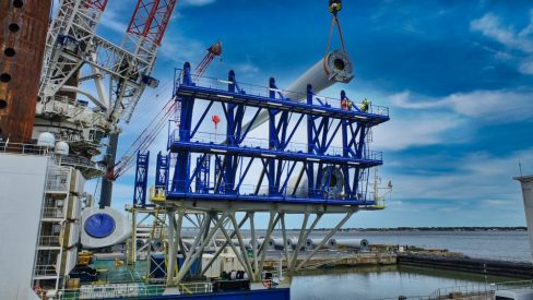 Sur le Vol au vent, la première pâle d'éolienne dont l'installation est prévue au large de Guérande est en train d'être chargée.