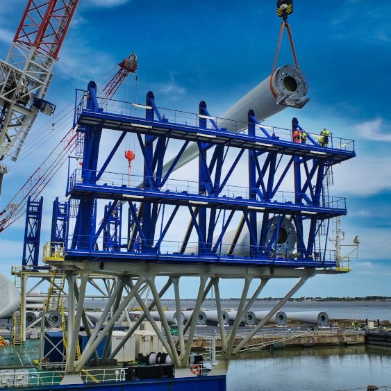 La première Sur le Vol au vent, la première pâle d'éolienne dont l'installation est prévue au large de Guérande est en train d'être chargée.