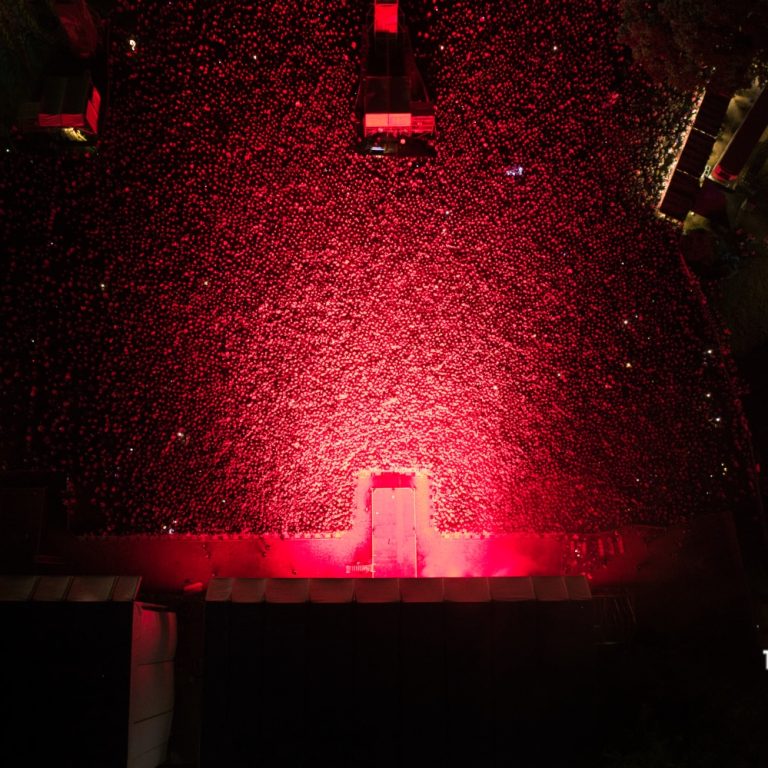 Après la foule en jaune, la foule en rouge.
