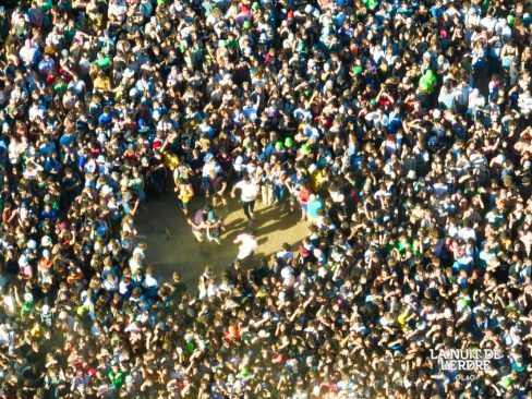 un coeur se dessine au milieu de la foule. Un amour de festival cette édition de la Nuit de l'Erdre à Nort sur Erdre en Loire Atlantique