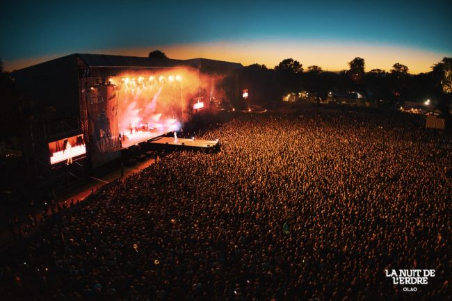 Le soleil est déjà couché, la nuit n'est pas encore arrivée. Cela nous permet de faire des images complètement folles de cette nouvelle édition de la nuit de l'Erdre 2022. On s'est éclaté. N'hésitez pas à vous promener dans nos galeries
