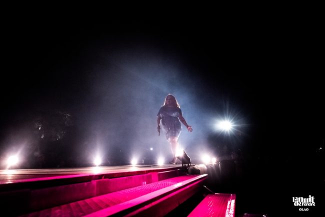 Se mêler à la foule. Chanter au milieu d'elle. Beth Ditto, la chanteuse du groupe Gossip.