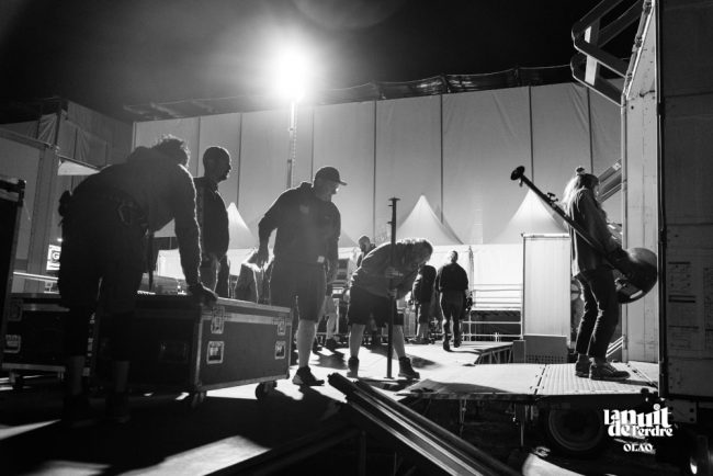 dans l'arrière-cour, dans les backstages, tout est bien rodé. Les roadies, déchargent et chargent avec précision et minutie. Des dizaines de tétris à faire et défaire.