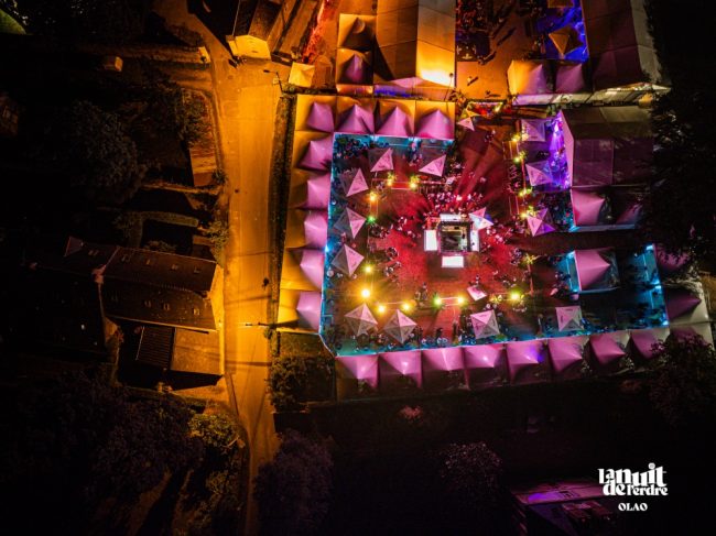 Ce village VIP au sein deu festival. Un effort tout particulier cette année sur la scénographie lumineuse.