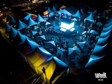 photographie de l'espace VIP du festival de la nuit de l'Erdre. Une bulle au milei du festival.