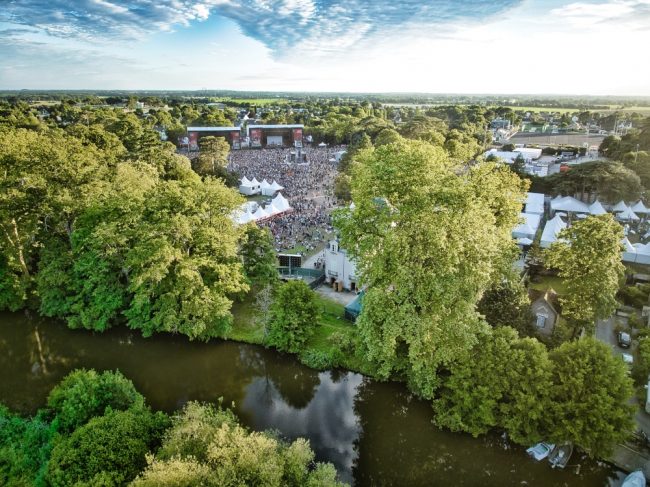 Le site de la Nuit de l'Erdre depuis la rivière qui coule aux abords du site. Avec les pluies du printemps, et de ce début d'été l'environnement est très très vert !