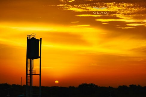 Voyager avec un drone. Le seul coucher de soleil que j'ai pu voir sur Ougadougou en 15 jours. Généralement la poussière nous empêche de voir le soleil et ses teintes orangers. Ambiance Bagdad Café pour cette photo alliant noir et orange.