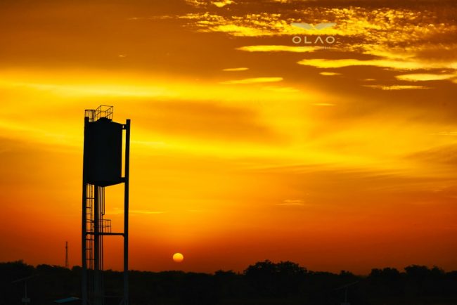 Bagdad Ouga Voyager avec un drone. Le seul coucher de soleil que j'ai pu voir sur Ougadougou en 15 jours. Généralement la poussière nous empêche de voir le soleil et ses teintes orangers. Ambiance Bagdad Café pour cette photo alliant noir et orange.