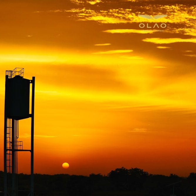 Voyager avec un drone. Le seul coucher de soleil que j'ai pu voir sur Ougadougou en 15 jours. Généralement la poussière nous empêche de voir le soleil et ses teintes orangers. Ambiance Bagdad Café pour cette photo alliant noir et orange.