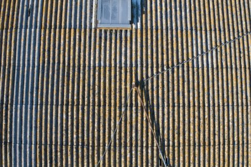 Inspection d'une toiture amiante et inaccessible. Le but était d'analyser et d'anticiper une réparation sur un paratonnerre avant la saison des orages.