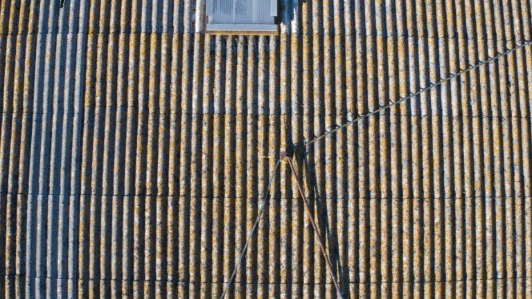 Inspection d'une toiture amiante et inaccessible. Le but était d'analyser et d'anticiper une réparation sur un paratonnerre avant la saison des orages.