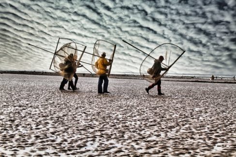 Un groupe d'amis part à la pêche aux crevettes avec leur haveneaux géants. La marée est basse, le ciel est chargé. La pêche sera-t-elle bonne ?