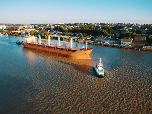 Un bateau de 179 mètres de long entame une manoeuvre d'évitage aux premières lueurs du matin et à marée haute. Long de 179 mètres, il ne faut pas moins de 3 remorqueurs afin d'exécuter la manoeuvre. Suivi de chantier, travaux portuaires