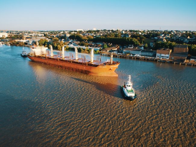 Un bateau de 179 mètres de long entame une manoeuvre d'évitage aux premières lueurs du matin et à marée haute. Long de 179 mètres, il ne faut pas moins de 3 remorqueurs afin d'exécuter la manoeuvre. Suivi de chantier, travaux portuaires