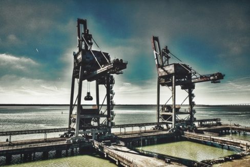 Deux portiques sur le terminal charbonnier à St Nazaire ou plutôt Montoir de Bretagne