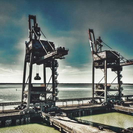 Portiques à St Nazaire Deux portiques sur le terminal charbonnier à St Nazaire ou plutôt Montoir de Bretagne