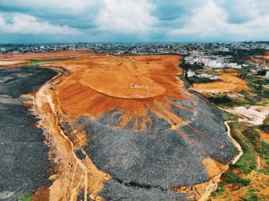 Sur cette photo aérienne, on constate l'ampleur des travaux de terrassements en cours sur l'ancienne décharge d'Akouedo.