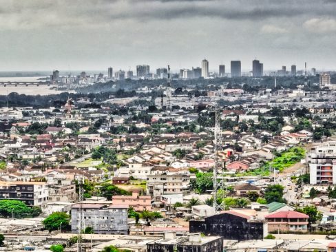 Une vue d'Abidjan en Côte d'Ivoire. Au loin, on distingue le quartier d'affaire du plateau ainsi qu'une partie de la lagune.