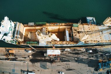 On photographie et on filme le chargement Xxl d'un cargo.