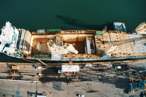 On photographie et on filme le chargement Xxl d'un cargo.