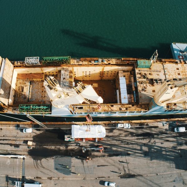 Cargo On photographie et on filme le chargement Xxl d'un cargo.