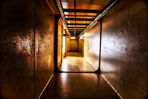 monter ou descendre. Une main pour soi, une main pour le bateau.