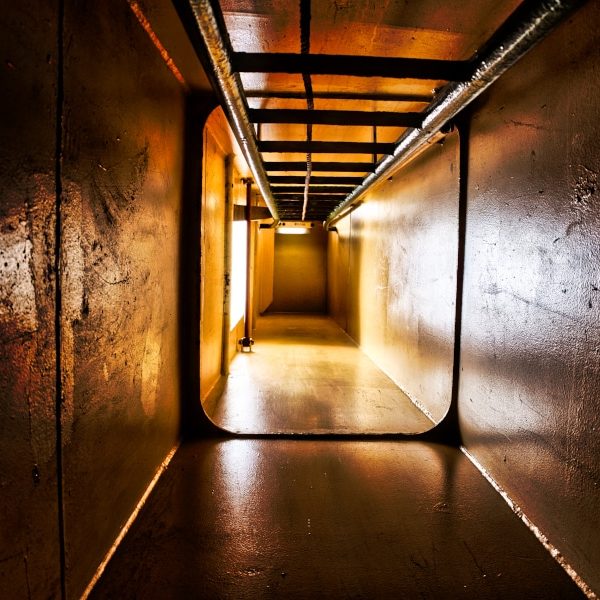 inside monter ou descendre. Une main pour soi, une main pour le bateau.