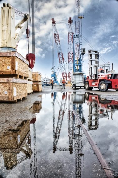 sur le port de St Nazaire, un cargo attend son chargement Xxl