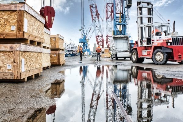 sur le port de St Nazaire, un cargo attend son chargement Xxl