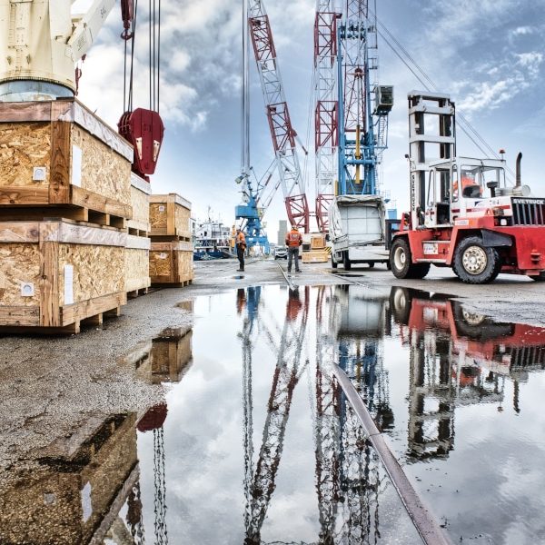 cranes & boats sur le port de St Nazaire, un cargo attend son chargement Xxl