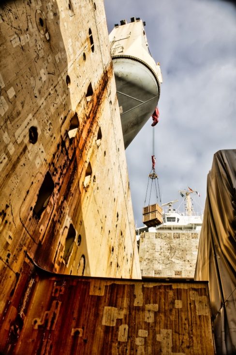A fond de cale pour photographier le chargement d'un cargo. Moment rare et savoureux. Encore une fois le port de St Nazaire nous propose du gigantisme.
