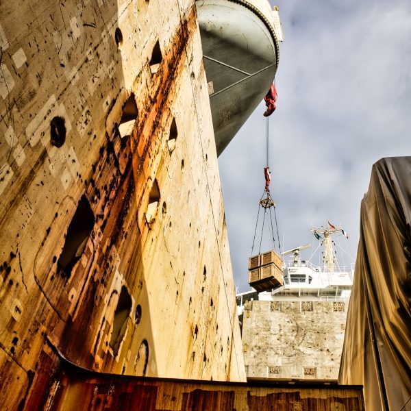 Cale sèche A fond de cale pour photographier le chargement d'un cargo. Moment rare et savoureux. Encore une fois le port de St Nazaire nous propose du gigantisme.