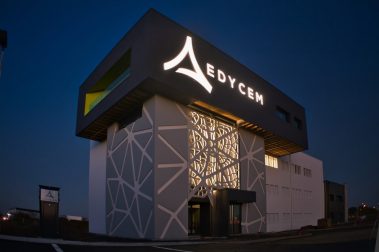 Photographie de nuit d'une résille béton sur le nouveau siège social de Edycem. Ce bâtiment se nomme Edyfix. Certainement nommé ainsi par un fan d'Astérix.