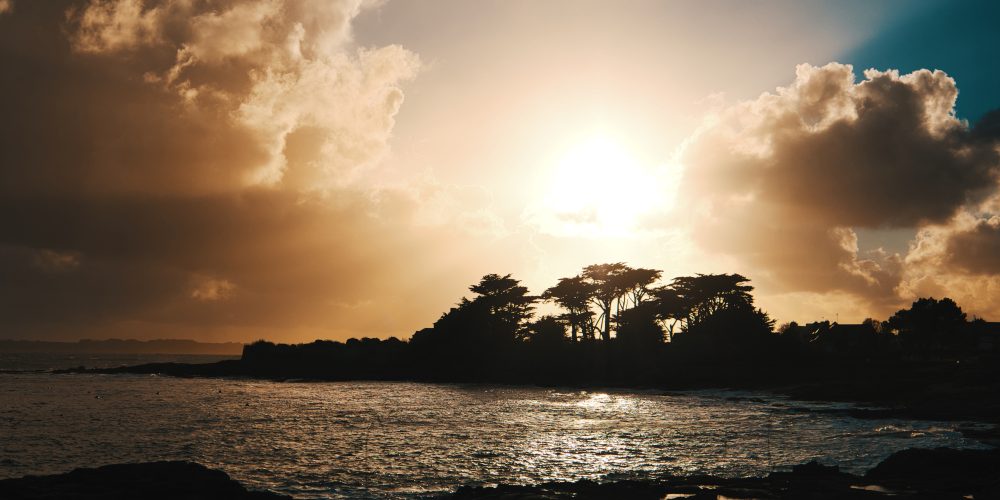 Le soleil se couche sur Lomener dans le Morbihan. Nous attendons que la nuit tombe pour mettre en valeur des ouvrages liés à l'éclairage. Notre mission ? Photographier un chantier de nuit.