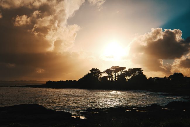 sunset in Lomener Le soleil se couche sur Lomener dans le Morbihan. Nous attendons que la nuit tombe pour mettre en valeur des ouvrages liés à l'éclairage. Notre mission ? Photographier un chantier de nuit.