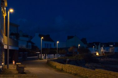 photographier un chantier de nuit, ici des éclairages adaptés à la faune et la flore tout en maintenant un certain niveau de sécurité pour les usagers