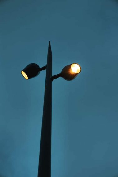 Mise en valeur d'un éclairage public. Ici un mât composé de trois sources lumineuses, qui sont moins énergivores, et mieux ciblés. Une véritable difficulté de photographier un chantier d'éclairage de nuit.
