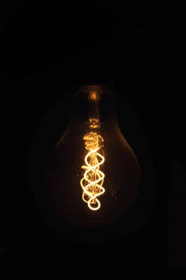 les filaments d'une lampe incandescente éclairent de mille feux l'obscurité
