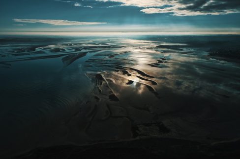 lever de soleil sur la baie de Saint Brieuc dans les côtes d'armor en Hiver.