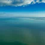 Ciel et mer bleus sur la baie de St Brieuc. les parcs conchylicoles sont à fleur d'eau