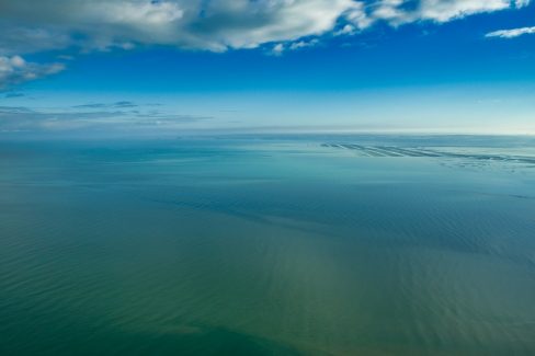 Ciel et mer bleus sur la baie de St Brieuc. les parcs conchylicoles sont à fleur d'eau