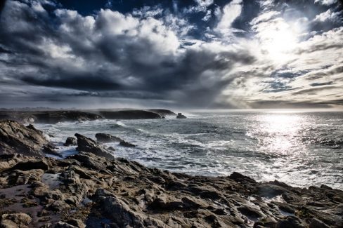 La côte sauvage sur la presqu'ile de Quiberon un jour de tempête en décembre.