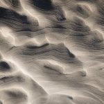 La magie du sable, des arénaglyphes, ces formes dessinées par la vent, les roches, et les vagues