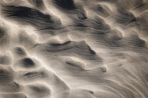 La magie du sable, des arénaglyphes, ces formes dessinées par la vent, les roches, et les vagues