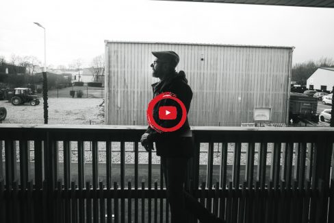 photographie noir et blanc d'un chef d'entreprise regardant au loin. Plusieurs entreprises ont collaboré sur ce projet et participé au film.