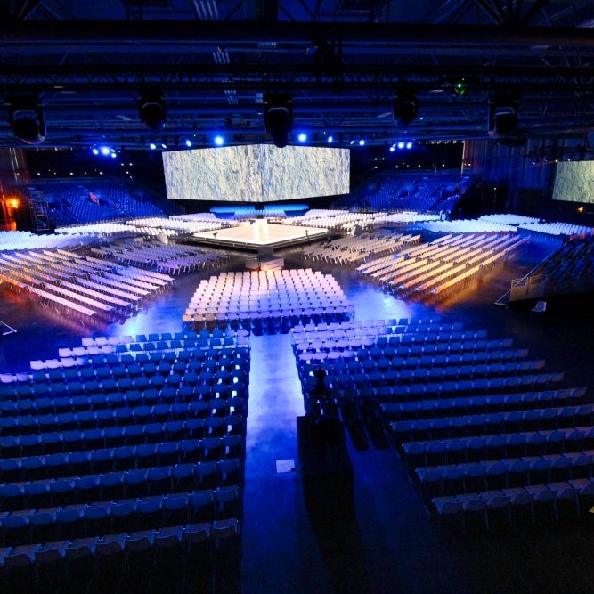 test lumière au hall Xxl. Nos deux caméras timelpases ont filmé l'installation du décor, et s'apprêtent à filmer l'évènement.