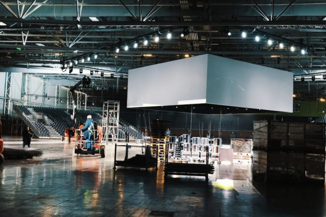 Montage en hauteur de deux caméras timelapse au Hall XXL à Nantes pour un évènement de 11 jours, montage compris