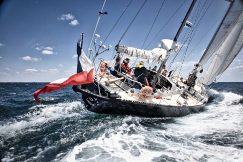 Tournage autour du Pen Duick VI. Il y a pas mal de clapotis et 25 noeuds de vent en rade de Lorient.