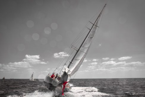 le rouge en mer. petite voile sortie par ce grand vent avec des pointes à 30 noeuds.